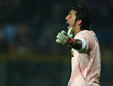 塞萨尔：齐沃为什么要换下博尼和泽林斯基？他俩明明表现最好（塞萨尔质疑齐沃换人决定：为何撤下表现最好的博尼和泽林斯基？）