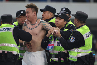 康宁汉姆半场15分7助攻，斯图尔特变身进攻端奇兵（康宁汉姆半场轰15分7助，斯图尔特化身进攻奇兵）