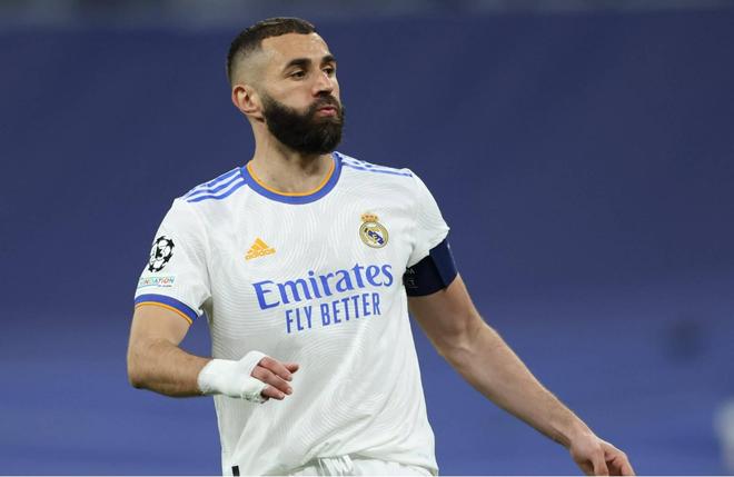 球星关键球命中后转身太霸气